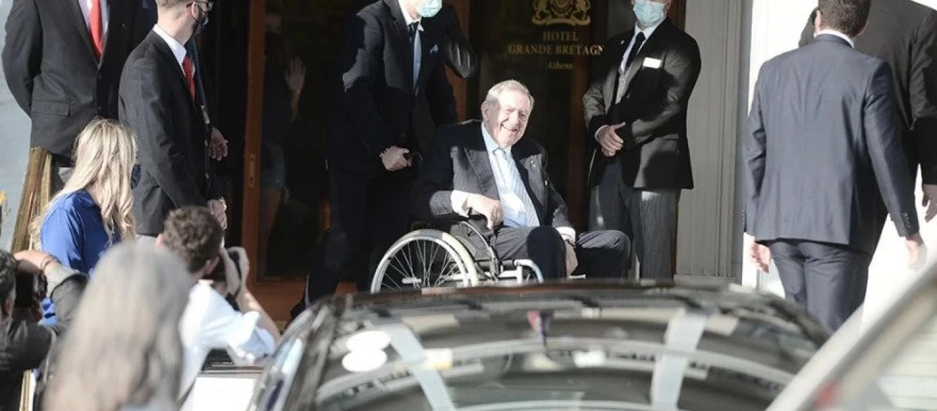 Μητρόπολη: Ο πρώην βασιλιάς Κωνσταντίνος σηκώθηκε από το αμαξίδιο για να προσκυνήσει το Ευαγγέλιο